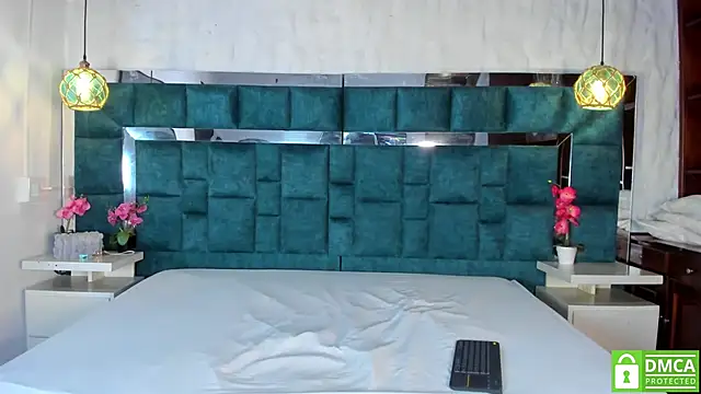  bonnyandclyde online show from March 7, 2026, 12:21 pm