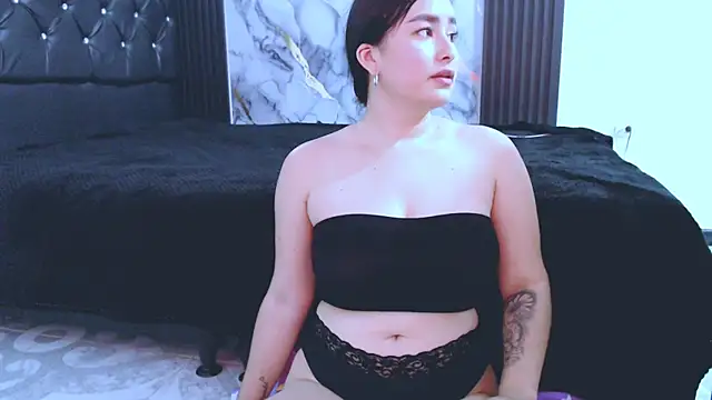 NoaLeon21 online show from February 18, 2026, 7:32 pm