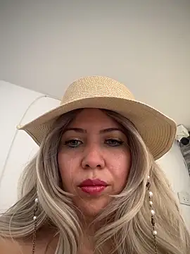 Snapshot of IsaSantoDomingo chatting on December 1, 2025, 2:40 pm IsaSantoDomingo online show from December 1, 2025, 2:40 pm