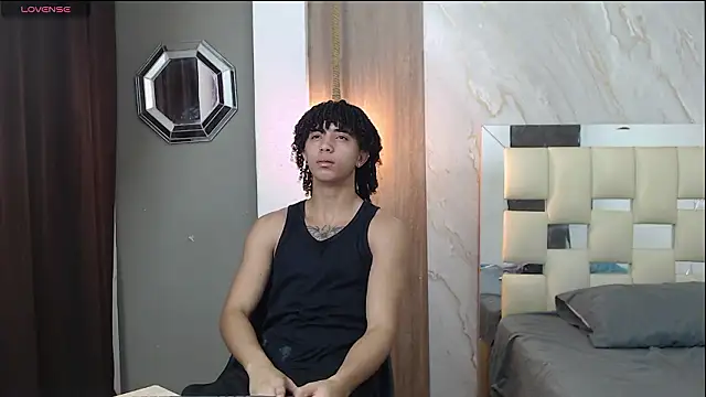 Snapshot of kim_curlyy chatting on March 10, 2026, 1:37 pm kim curlyy online show from March 10, 2026, 1:37 pm