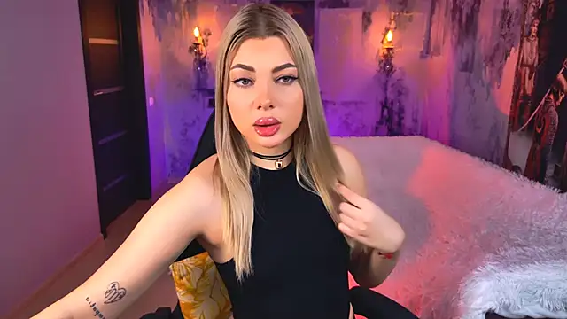 Snapshot of HyileyClark chatting on February 8, 2026, 5:16 am HyileyClark online show from February 8, 2026, 5:16 am