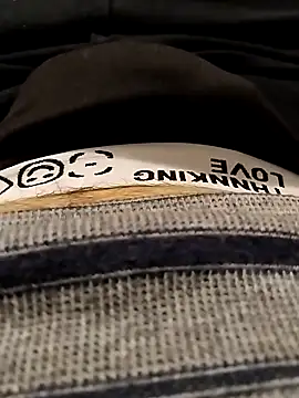 erdestruttor18 online show from December 18, 2025, 7:18 pm