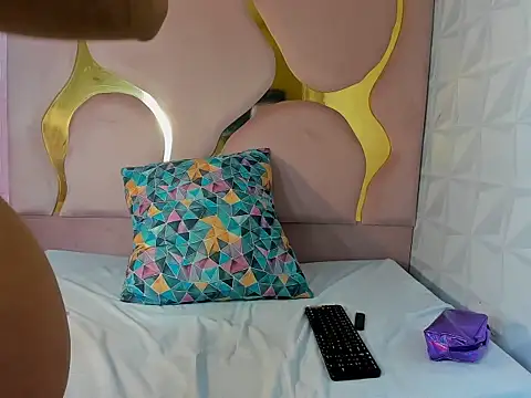 peachrouge online show from December 17, 2025, 8:36 pm