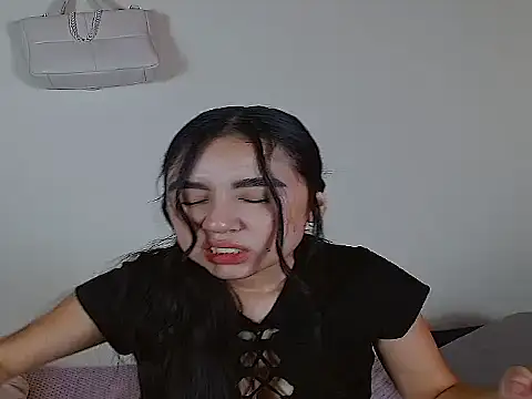 SiennaLorens online show from June 3, 2026, 10:25 pm