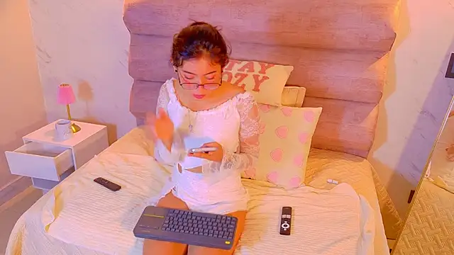 Snapshot of Mia_Cullen chatting on December 17, 2025, 11:59 am Mia Cullen online show from December 17, 2025, 11:59 am