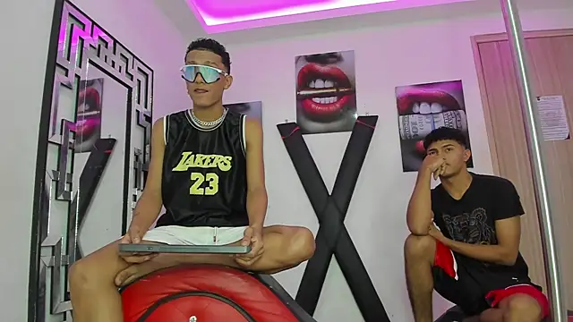 Snapshot of COUPLES_BOYS chatting on November 28, 2025, 7:30 am COUPLES BOYS online show from November 28, 2025, 7:30 am