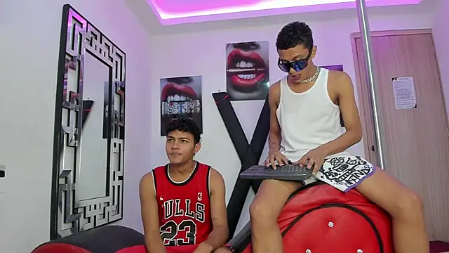 Snapshot of COUPLES_BOYS chatting on November 27, 2025, 8:48 am COUPLES BOYS online show from November 27, 2025, 8:48 am