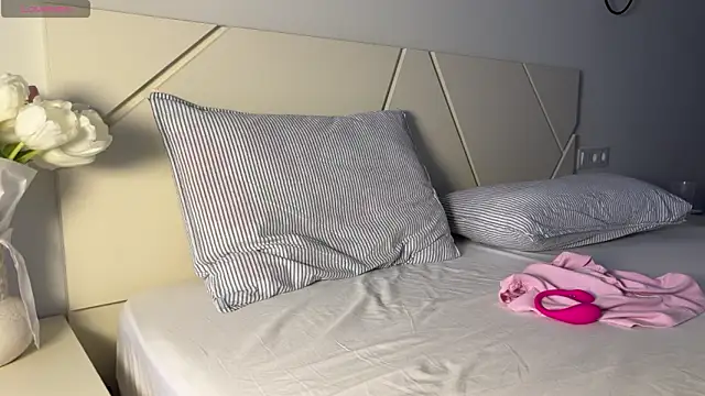 Snapshot of tinyholess chatting on February 19, 2026, 2:25 pm tinyholess online show from February 19, 2026, 2:25 pm