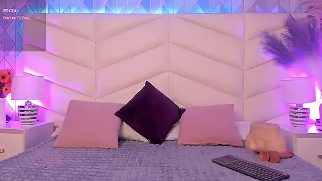 Lizzi Hotman  online show from April 15, 2026, 8:20 pm