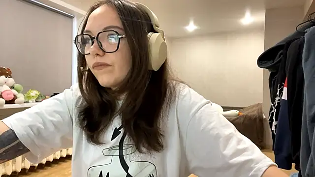 KerriMcbreen online show from December 15, 2025, 3:45 am