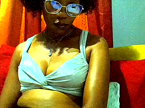 Snapshot of PreettyTee chatting on April 14, 2026, 11:21 pm PreettyTee online show from April 14, 2026, 11:21 pm