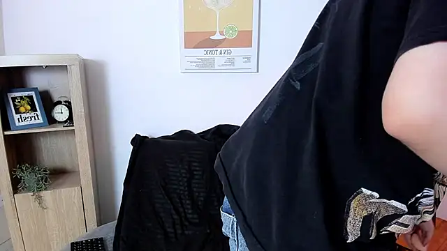 daniellesins2 online show from December 15, 2025, 8:58 pm