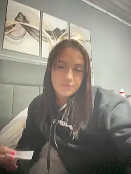 larysinha online show from June 3, 2026, 10:36 pm