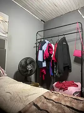 larysinha online show from April 28, 2026, 2:27 am