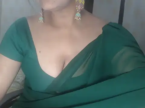 Snapshot of Hotronita123 chatting on June 3, 2026, 5:28 pm Hotronita123 online show from June 3, 2026, 5:28 pm
