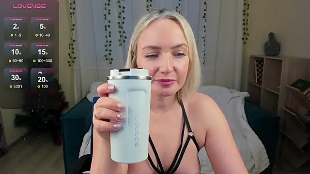 Snapshot of MonikaPinch_ chatting on January 7, 2026, 4:28 am MonikaPinch online show from January 7, 2026, 4:28 am