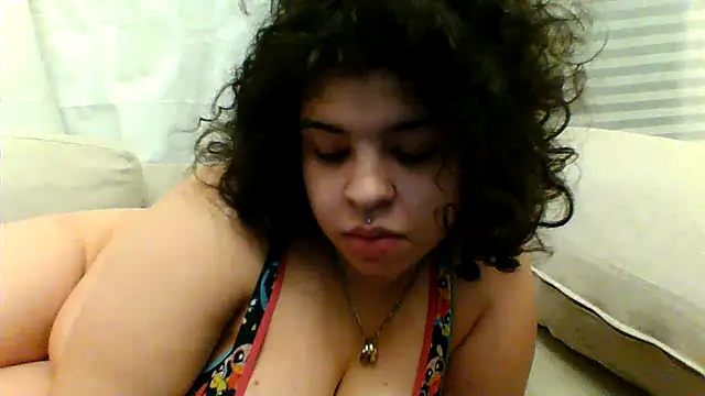 shaskittles  online show from December 1, 2025, 4:57 am