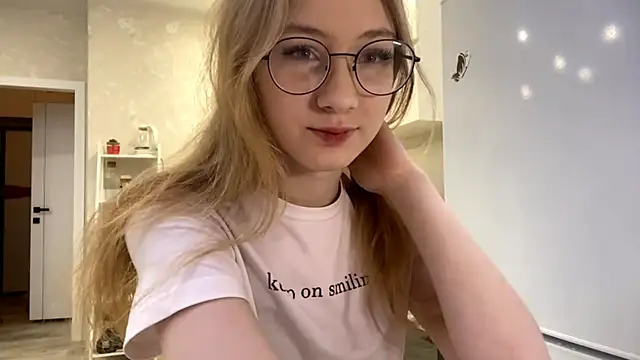 Snapshot of MargyDejong chatting on December 16, 2025, 2:21 pm MargyDejong online show from December 16, 2025, 2:21 pm