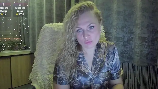 Snapshot of LanaLight_x chatting on December 15, 2025, 2:23 pm LanaLight x online show from December 15, 2025, 2:23 pm