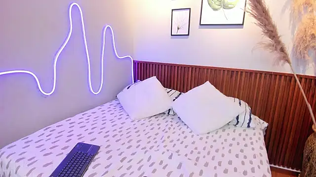 MIAROGGERSS online show from March 19, 2026, 4:01 am