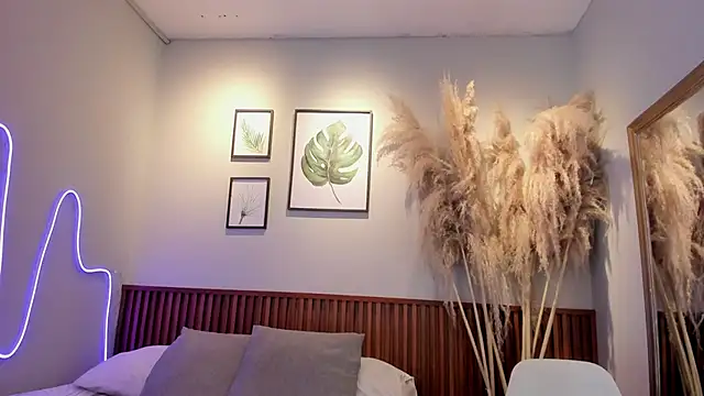 MIAROGGERSS online show from December 17, 2025, 3:11 am