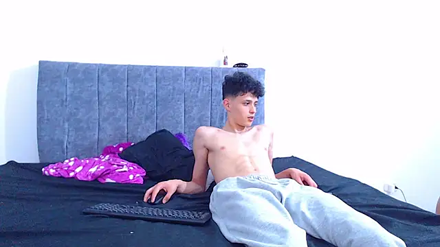 hottie couplee online show from March 9, 2026, 11:08 pm