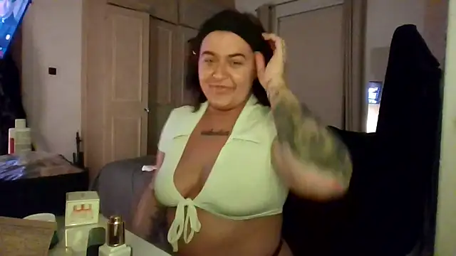 Snapshot of MissRaven_x chatting on December 14, 2025, 8:36 pm MissRaven x online show from December 14, 2025, 8:36 pm