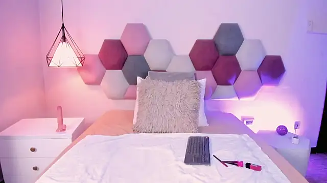 LyraVendrell online show from March 11, 2026, 1:10 am