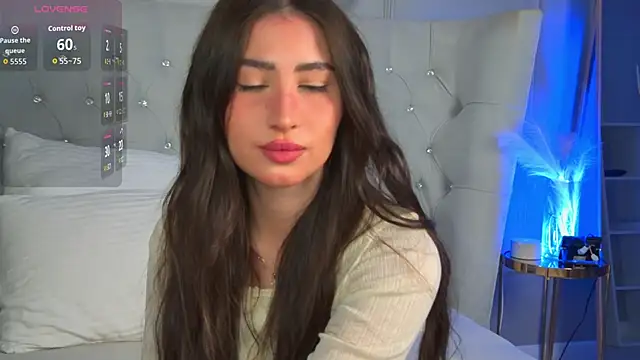 LisaDeviss online show from April 14, 2026, 1:16 pm