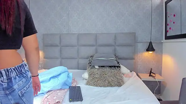 emilyy r online show from April 8, 2026, 7:04 pm