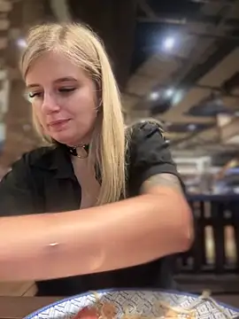 Snapshot of Betsy chatting on January 4, 2025, 1:42 pm Betsy online show from January 4, 2025, 1:42 pm