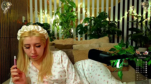 FlowweerGirl online show from December 21, 2025, 11:16 pm