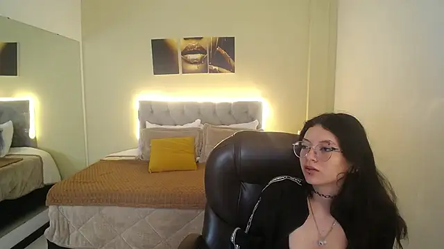 Snapshot of Eros_Nyx_ chatting on December 18, 2025, 3:55 am Eros Nyx online show from December 18, 2025, 3:55 am