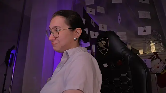 hi evie online show from December 21, 2025, 1:35 pm