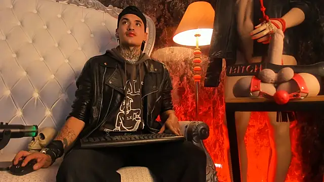 Snapshot of AlecBanne chatting on February 17, 2026, 11:02 pm AlecBanne online show from February 17, 2026, 11:02 pm