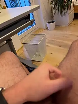 hannes256102 online show from February 9, 2026, 4:27 pm