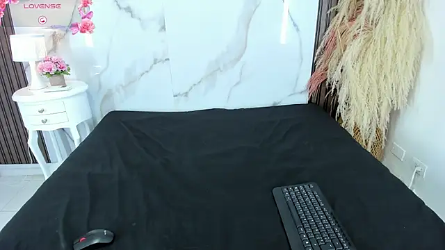 hilarythomsom online show from February 20, 2026, 12:51 pm