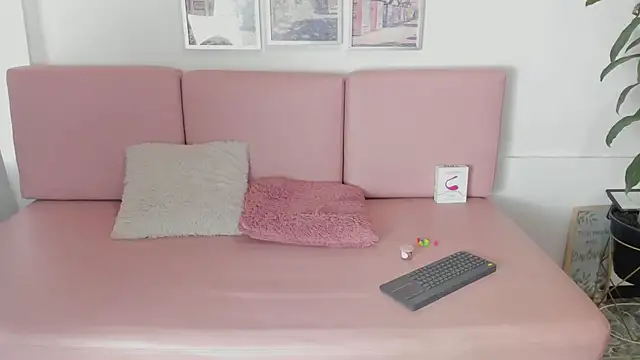 Snapshot of Pamela_SkinnySexy chatting on December 22, 2025, 1:00 pm Pamela SkinnySexy online show from December 22, 2025, 1:00 pm