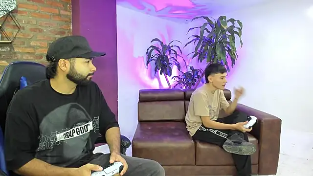 HotThreesoome online show from December 18, 2025, 12:53 pm