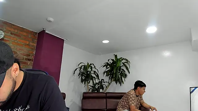 HotThreesoome online show from December 5, 2025, 1:32 pm