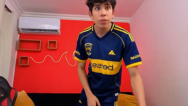 Neo Twink online show from May 12, 2026, 7:09 pm