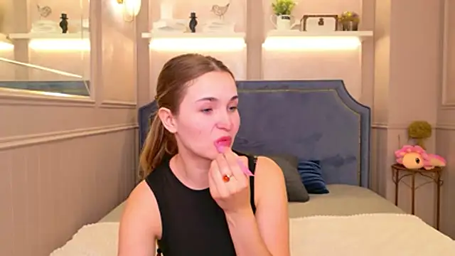 Lina Sinerz online show from June 24, 2026, 4:05 pm