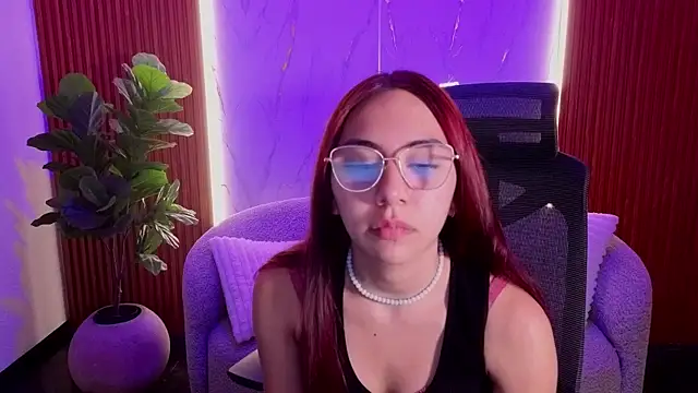 scarlettvg online show from December 17, 2025, 4:39 am