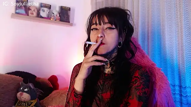 Julls420  online show from May 5, 2026, 4:59 am