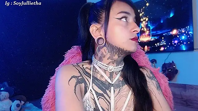 Snapshot of Julls420_ chatting on January 14, 2026, 10:13 pm Julls420 online show from January 14, 2026, 10:13 pm