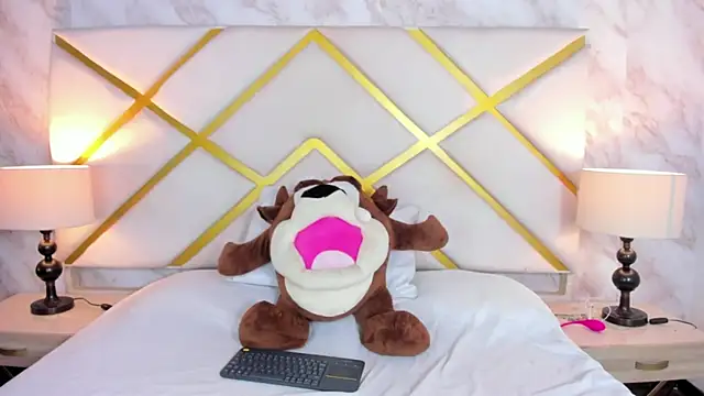 Snapshot of SolSweet_x chatting on December 20, 2025, 7:39 pm SolSweet x online show from December 20, 2025, 7:39 pm