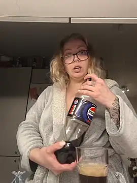 QueenDeluxe online show from February 21, 2026, 10:34 pm