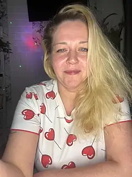 JenniferCarmen online show from April 15, 2026, 7:58 pm