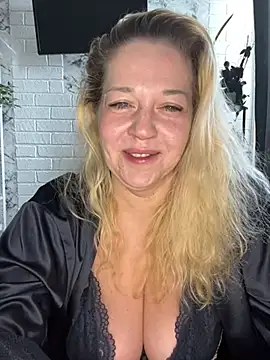 JenniferCarmen online show from April 1, 2026, 3:52 am