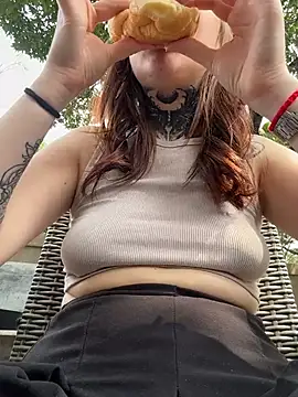 FionaMurr online show from February 12, 2026, 4:23 am